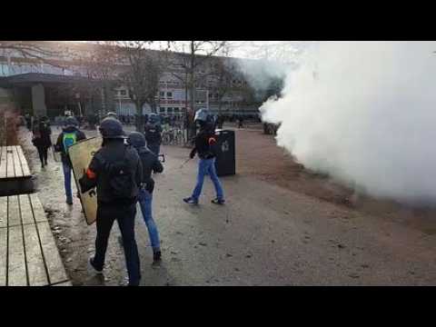 Intervention des forces de l'ordre devant Jean-Monnet