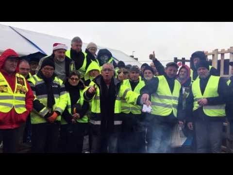 Des gilets jaunes du Nouveau Monde brûlent leur carte électorale