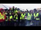 Des gilets jaunes du Nouveau Monde brûlent leur carte électorale