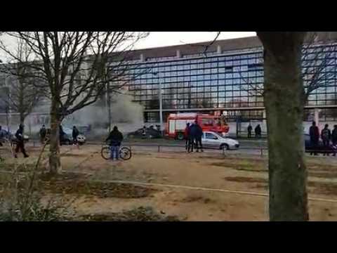 Voiture incendiée devant le lycée Rudloff