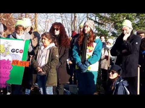 Plantation d'arbustes dimanche à Pfulgriesheim, en présence des grévistes de la faim