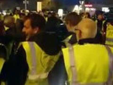 [VIDEO] Gilets jaunes : quand une voiture accélère dans la foule , à Sélestat