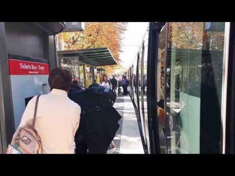 Hommage de la CTS à Charles Aznavour aux stations de tram à Strasbourg