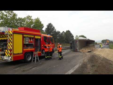 Un camion se renverse sur l'autoroute A4 et bloque la circulation