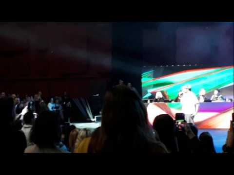 Amir chante "Longtemps" en direct du Palais de la musique et des congrès de Strasbourg dans l'émission de radio "Virgin Tonic"