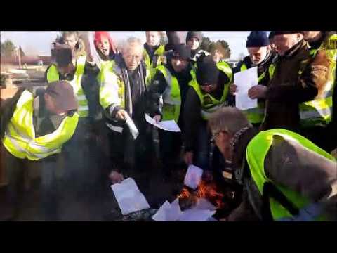 Les gilets jaunes du Nouveau Monde brûlent la lettre de Macron