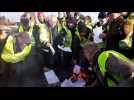 Les gilets jaunes du Nouveau Monde brûlent la lettre de Macron