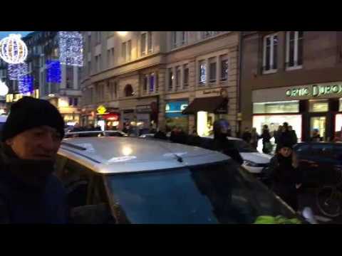 Une femme prise en charge par les pompiers dans la confusion rue du 22-Novembre