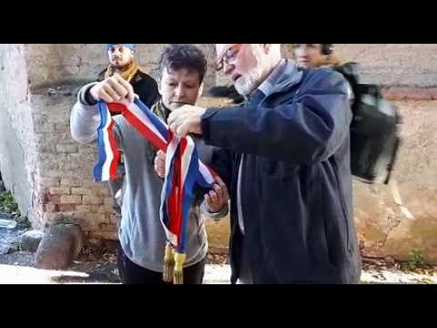 Dany Karcher brûle son écharpe de maire