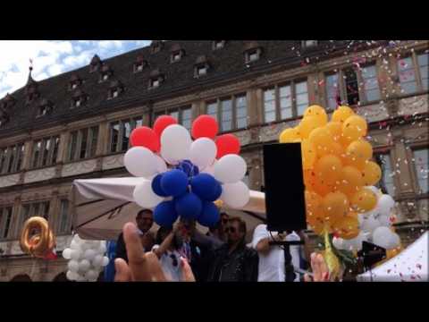 Strasbourg : Des ballons bleu blanc rouge en hommage à l'Equipe de France