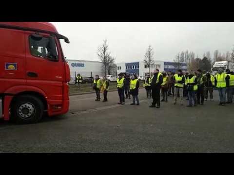 Les Gilets jaunes acceptent de laisser rentrer quatre camions vers la plateforme Auchan