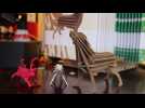 [VIDEO] Les trouvailles du marché de Noël de Strasbourg : une carte postale en bois qui devient objet de décoration