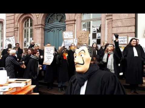 Les avocats manifestent devant le TGI de Colmar
