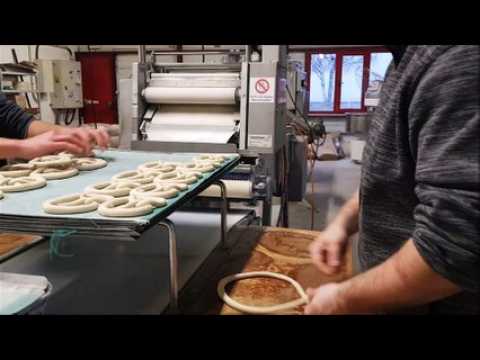 La fabrication de bretzels artisanales dans l'entreprise S'Bretschtelle Eck, à Eckbolsheim DNA