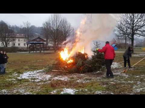 Revivez la mise à feu d’une vingtaine de sapins de Noël sur la place de la Mouline à Bussang