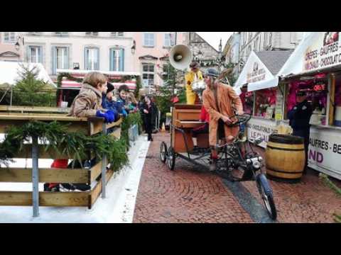 La compagnie Stromboli qui a défilé dans les rues d'Épinal ce samedi