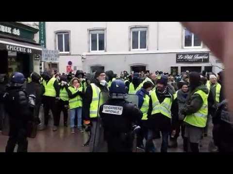 Manifestation régionale de Gilets Jaunes, gaz lacrymogènes rue Lormont à Epinal