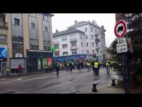 Affrontements entre manifestants et forces de l'ordre place des 4 Nations