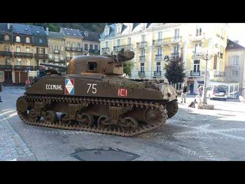 Un char fait sensation dans les rues de Plombières-les-Bains, dans le cadre du tournage du film Perdrix