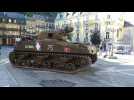 Un char fait sensation dans les rues de Plombières-les-Bains, dans le cadre du tournage du film Perdrix