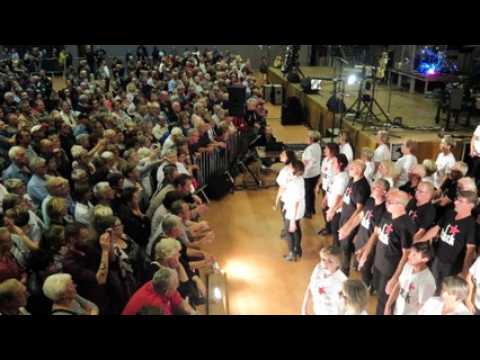 La chorale Arc-En-Ciel rend hommage à Johnny à Remiremont