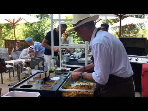 Dans les coulisses de l'hôtel L'Ermitage de Vittel. Ambiance jazzy et franche convivialité sous le soleil