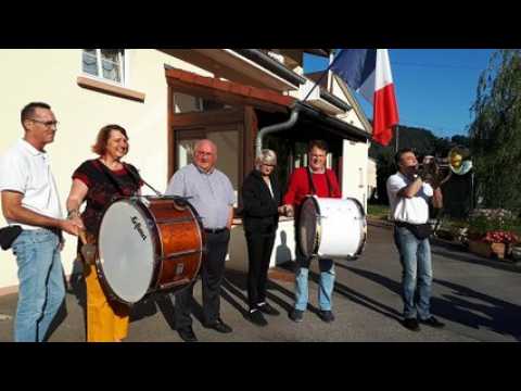 Un village vosgien réveillé en fanfare par la sous-préfète