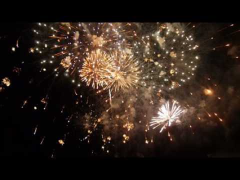 Le feu d'artifice émerveille les spectateurs