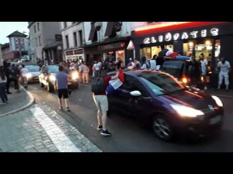 La fête continue dans les rues d'Epinal alors que la nuit tombe