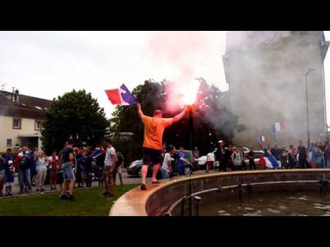Alors qu'il fête la victoire des Bleus, il tombe dans le jet d'eau