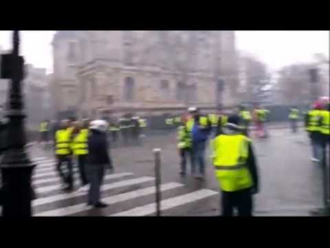 Gilets jaunes à Paris : des gaz lacrymogènes et des casseurs
