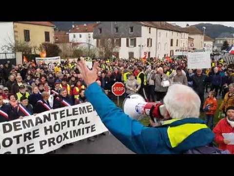 Près de 700 de soutiens de l'hôpital de Remiremont font un concert de casseroles devant l'établissement