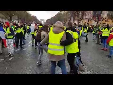 Paris Les gilets jaunes dansent sur les Champs Elysées devant les CRS