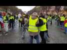Paris Les gilets jaunes dansent sur les Champs Elysées devant les CRS
