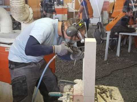 Olympiades des métiers - taille de granit - à Caen : Quentin Wollenschneider en plein travail