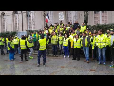 Près de 200 gilets jaunes entament une Marseillaise devant la mairie de Remiremont