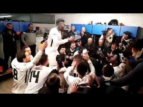 La joie dans les vestiaires de Raon-l'Etape après sa victoire en Coupe de France face à Saint-Maur Lusitanos