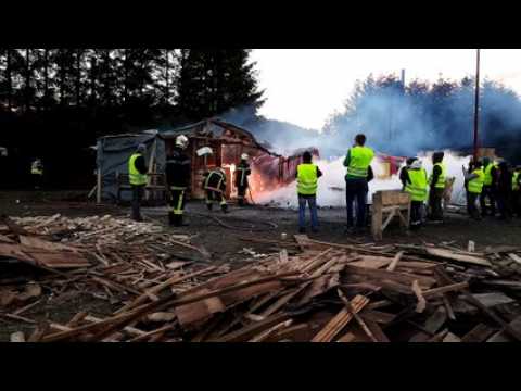 Les gilets jaunes de Saint-Etienne-lès-Remiremont mettent le feu à leur campement