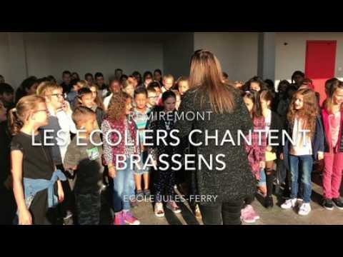 Les écoliers de Jules-Ferry accueillent les nouveau en chantant du Brassens