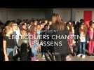 Les écoliers de Jules-Ferry accueillent les nouveau en chantant du Brassens