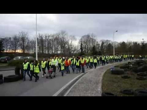 Les Gilets jaunes marchent autour du rond-point de l'A31 à Bulgnéville