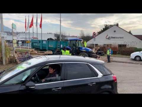 Saint-Dié : les gilets jaunes applaudissent l'arrivée en renfort d'agriculteurs
