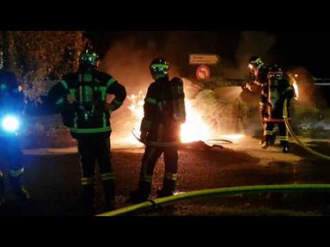 Un spectaculaire incendie détruit une voiture à la sortie de la RN57 à Saint-Nabord