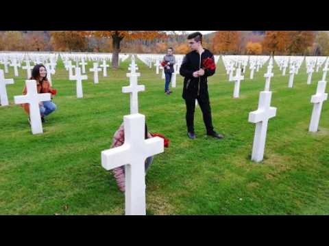 Les élèves du lycée Lapicque plantent 5000 coquelicots en feutre au cimetière américain d'Epinal