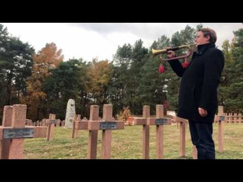 Clément Foissel, professeur de musique à Saint-Dié-des-Vosges joue la Sonnerie aux morts