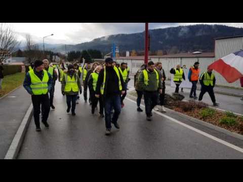 Une centaine de gilets jaunes bloquent les accès de l’hypermarché Leclerc de Saint-Etienne-lès-Remiremont