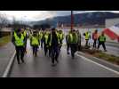 Une centaine de gilets jaunes bloquent les accès de l’hypermarché Leclerc de Saint-Etienne-lès-Remiremont