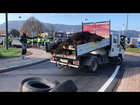 Du fumier déversé devant le rond-point de Cora à Sainte-Marguerite