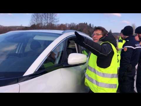 Echange verbal entre un automobiliste qui voulait passer tout de même et les gilets jaunes au rond-point d'acccès au tunnel Maurice-Lemaire