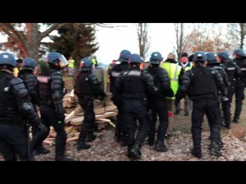 Les CRS ont débloqué le rond point de Chavelot